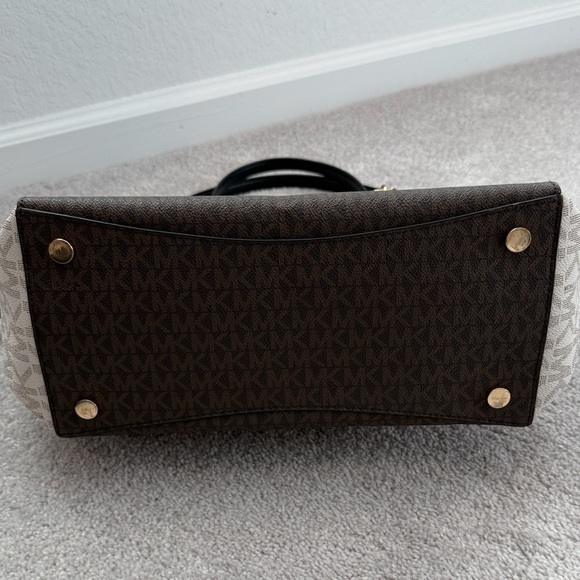 Michael Kors Voyager Large Signature Logo Tote Bag- Black and Brown - Picture 5 of 15